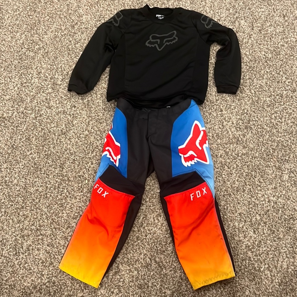 Kids fox 180 riding shirt and pants.